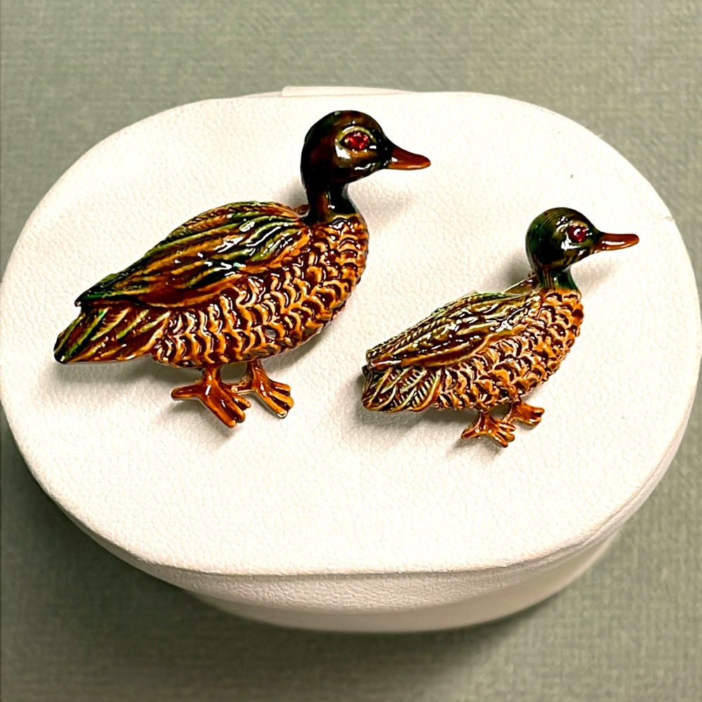 VINTAGE GERRY’S SET OF 2 BROWN ENAMEL/ RED CRYSTAL EYES DUCK & DUCKLING BROOCHES